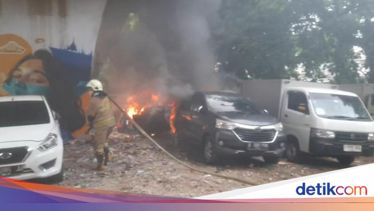3 Mobil Terbakar di Jakpus Dipicu Gas Bocor Tersulut Rokok, 1 Orang Luka
