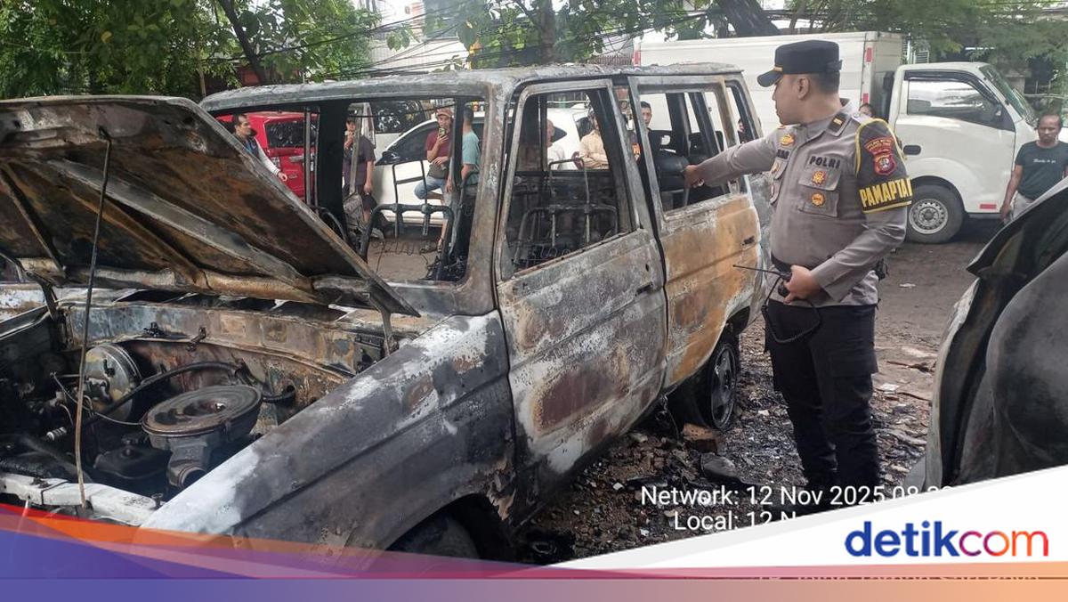 Pamapta Polres Jakpus Bantu Evakuasi 3 Mobil Terbakar di Kolong Rel