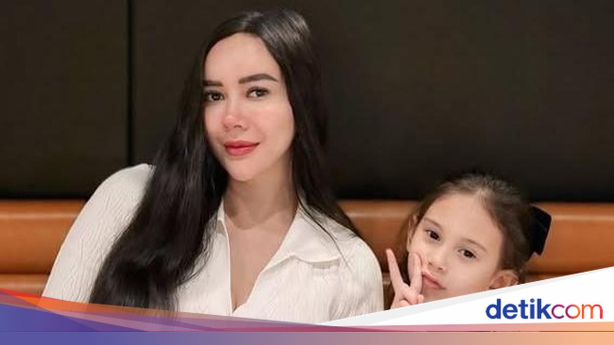 Pengadilan Agama Jakarta Selatan menetapkan Aura Kasih sebagai wali putrinya, Arabella. Putusan ini sah dan berikan hak hukum untuk mewakili anaknya.