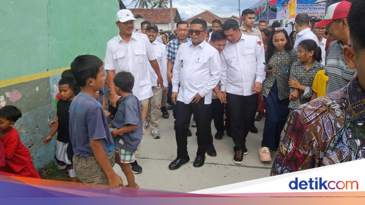 Cek Proyek Jalan di Serang, Andra Soni Cerita Siswa ke Sekolah Lepas Sepatu