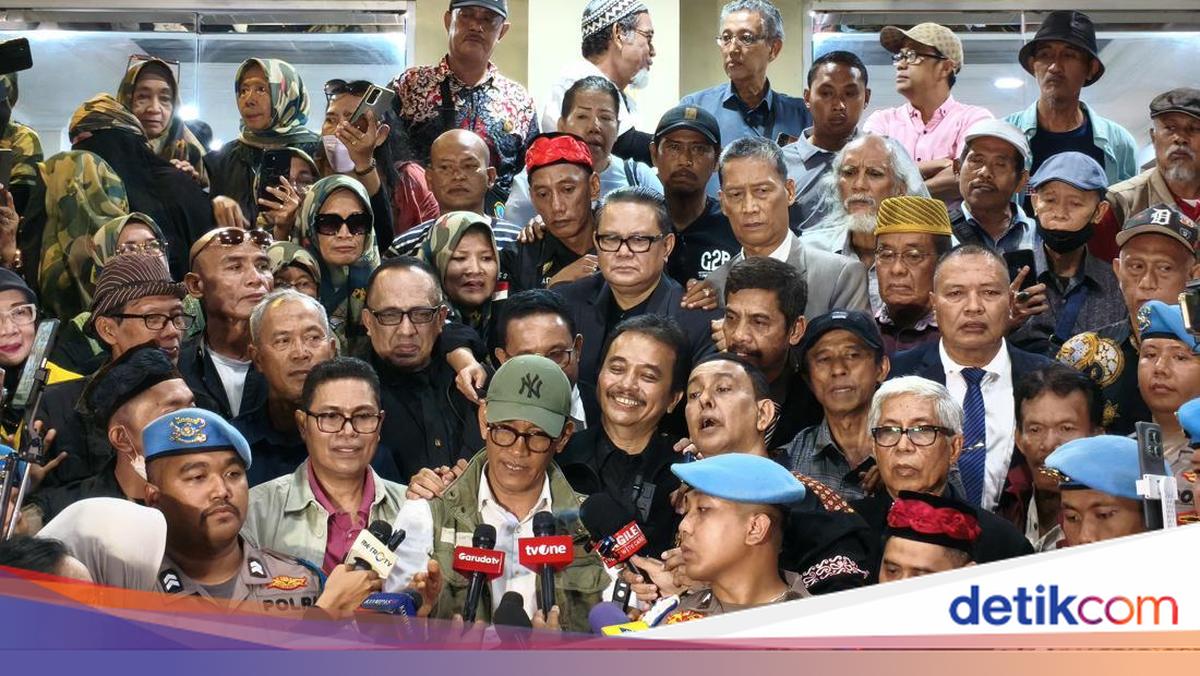 Senyum Roy Suryo Usai Tak Ditahan Setelah Diperiksa sebagai Tersangka