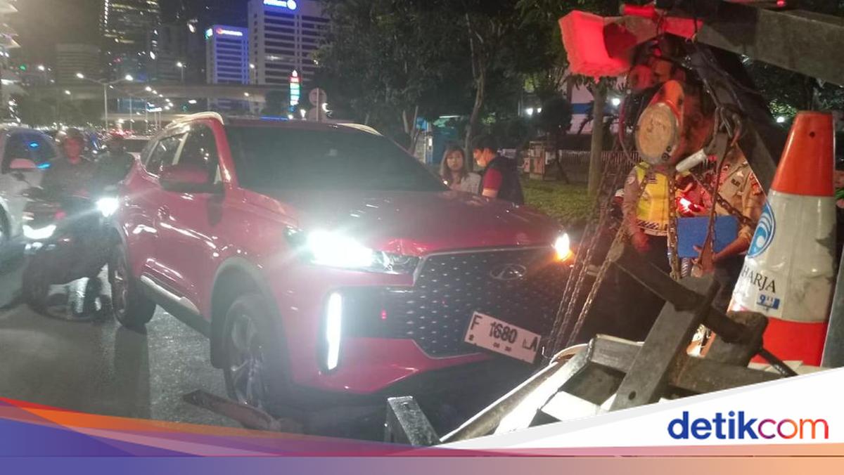 Mobil Tabrak Planter Box di Jalan Sudirman gegara Ban Pecah