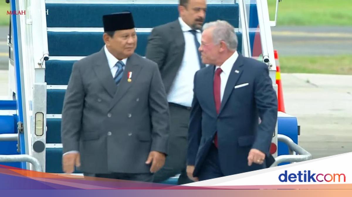 Prabowo Jemput Raja Yordania Abdullah II di Lanud Halim, Beri Pelukan Hangat