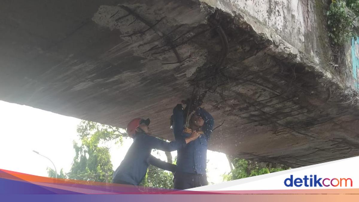 Jembatan Air di Kedunghalang Bogor Bocor Usai Truk Kontainer Nyangkut