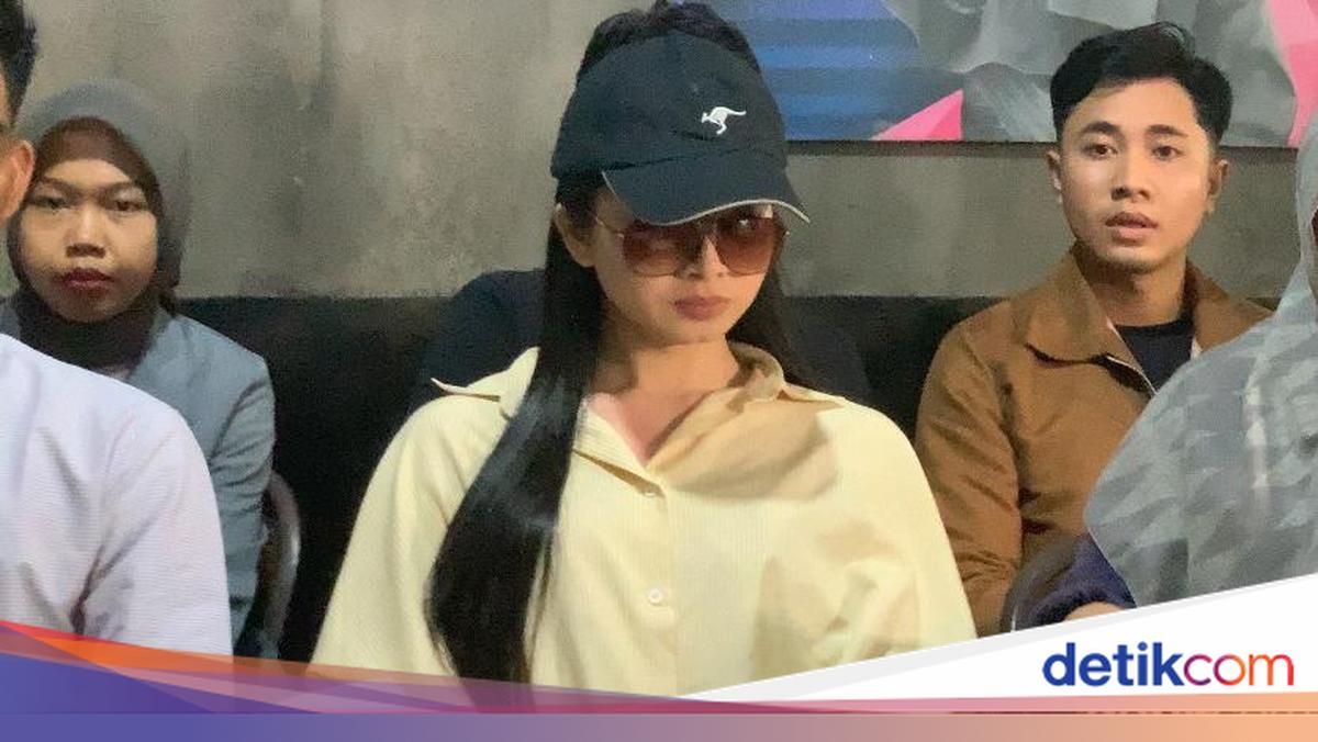 Geger MUA Dea Lipa Rupanya Seorang Pria, Ini 4 Faktanya