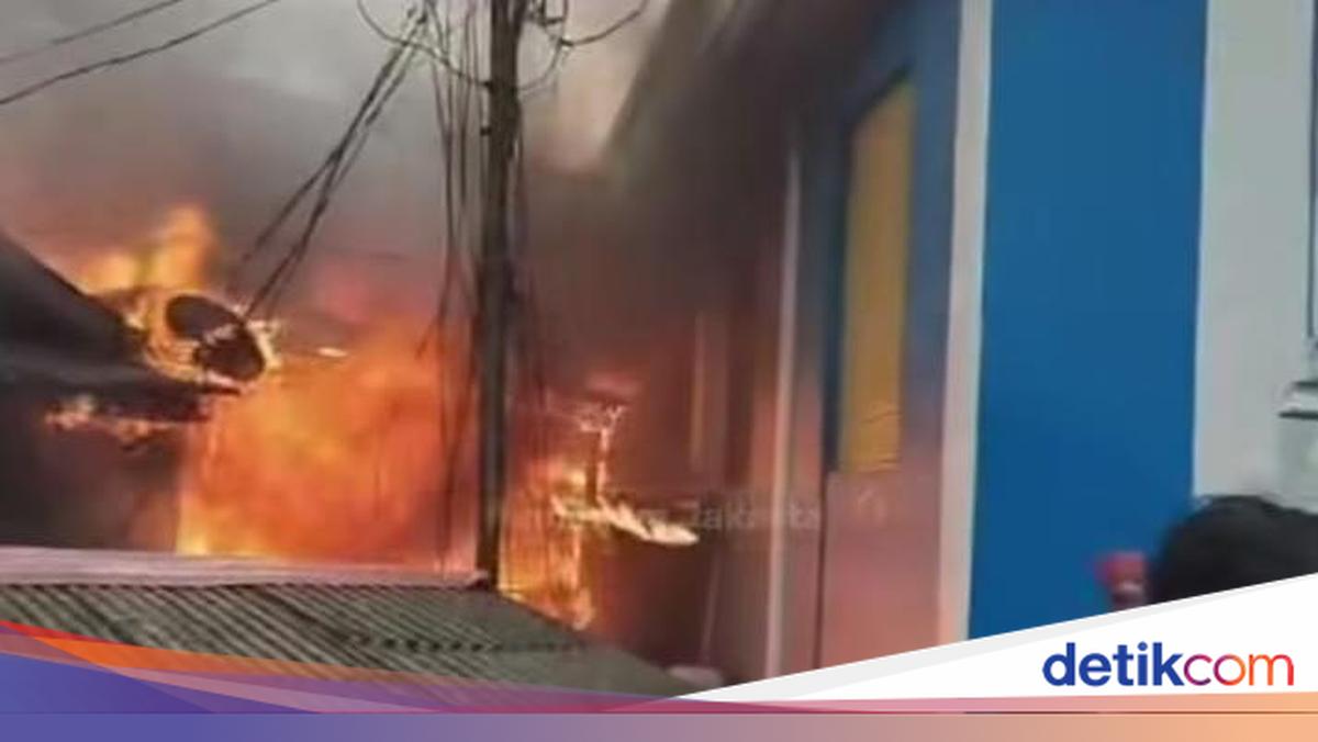4 Fakta Kebakaran Puluhan Rumah di Jakbar Bikin 14 Orang Luka-luka