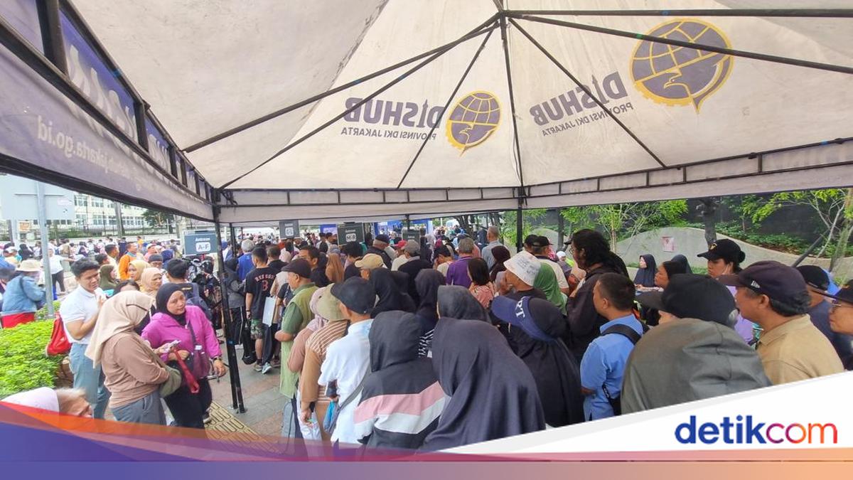 Antrean Bikin Kartu Gratis Transum di CFD Mengular, Lansia Ngeluh Pegal