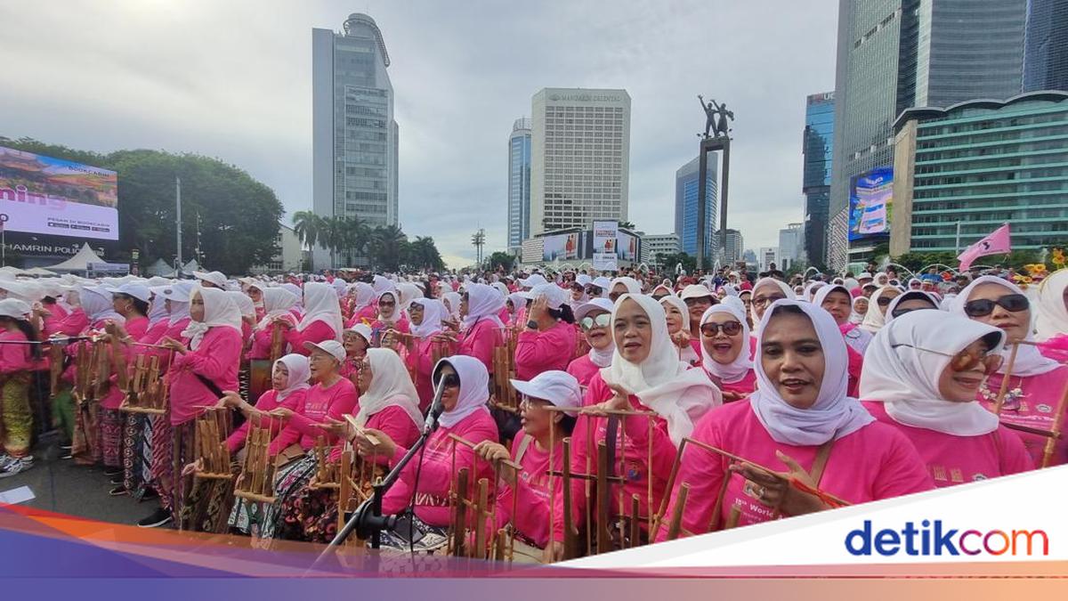 Ribuan Lansia Serba Pink Main Angklung Massal Bikin CFD Bundaran HI Meriah