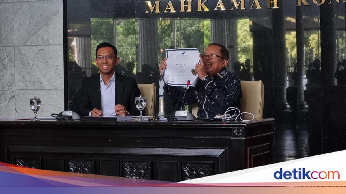 Arsul Sani Klarifikasi Tudingan Ijazah Palsu, Pamerkan Ijazah Doktor