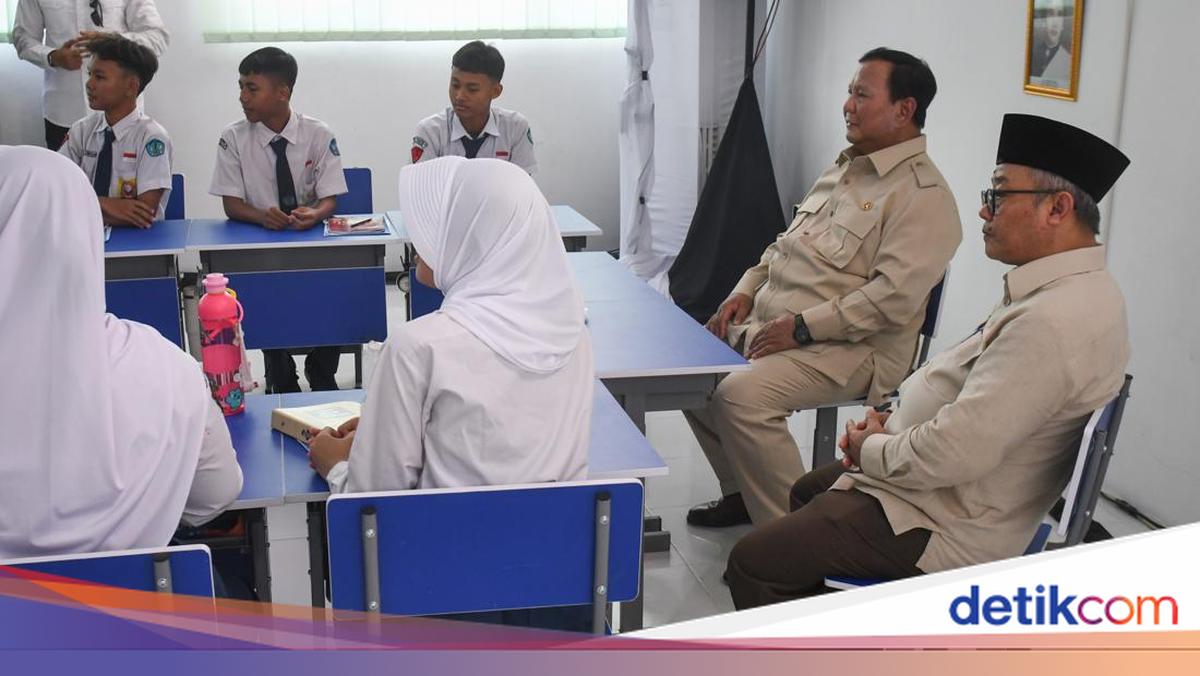 Aksi Prabowo Duduk di Kelas Saat Luncurkan Smartboard di Sekolah Bekasi