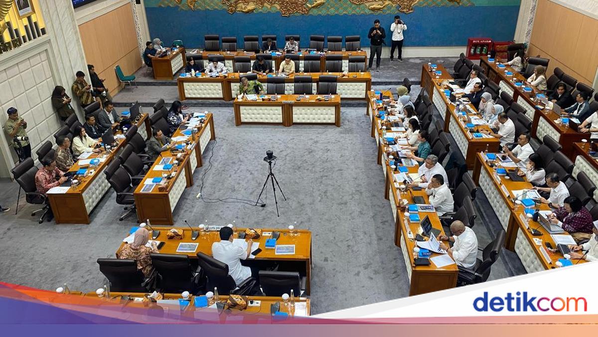 Komisi VII DPR Sentil Menpar Widiyanti soal Lift Kaca Pantai Kelingking