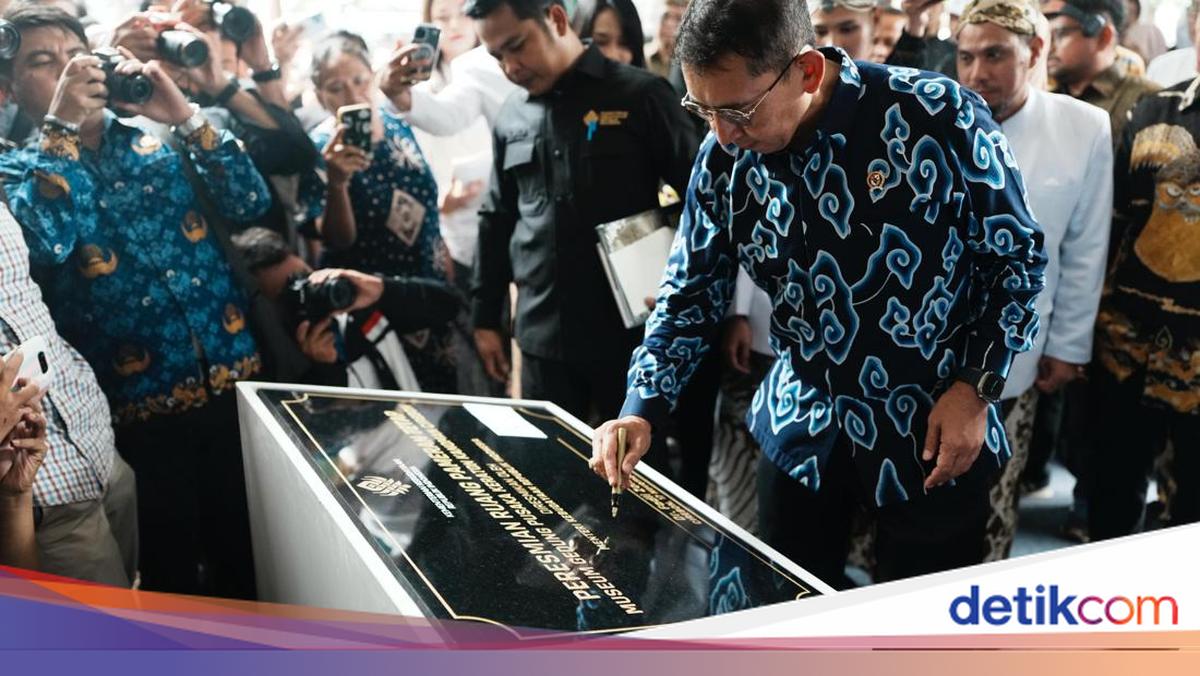 Fadli Zon Resmikan Ruang Pameran Museum Gedung Pusaka Keraton Kanoman