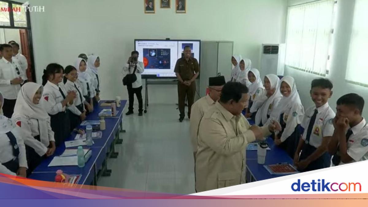 Momen Lucu Prabowo Tantang Siswa SMPN 4 Kota Bekasi Boxing