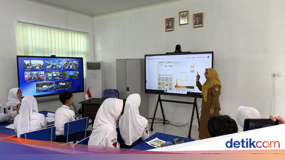 Mendikdasmen Jelaskan Alasan Prabowo Luncurkan Smartboard di SMPN 4 Bekasi