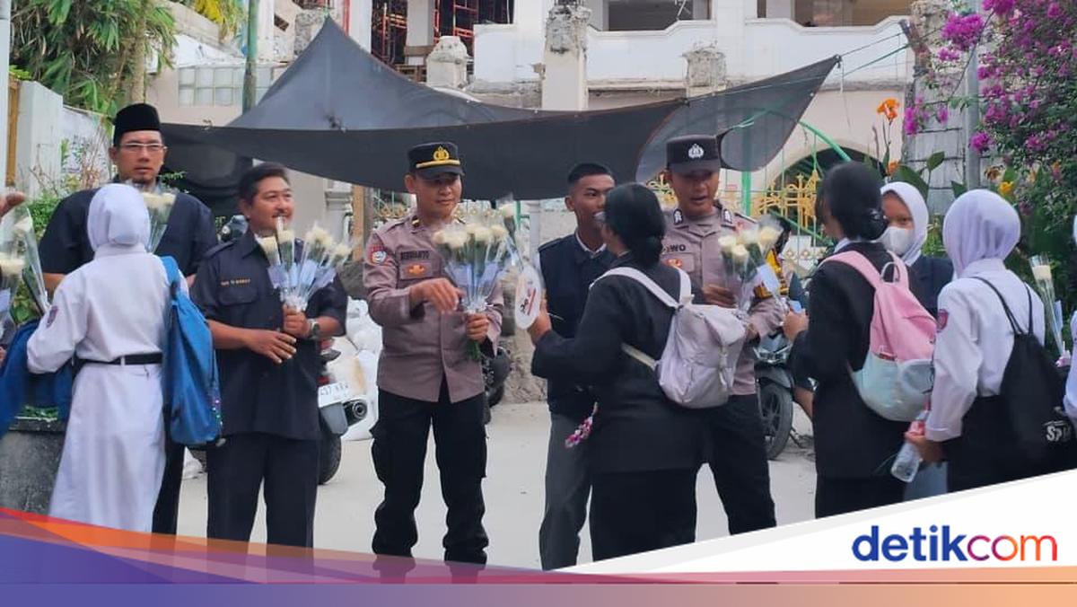 Polsek Kelapa Gading Bagikan Bunga di 4 SMA, Ajak Siswa Jaga Toleransi