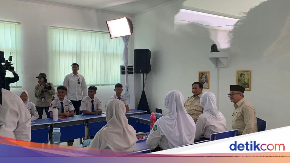 Momen Hangat Prabowo Bareng Siswa Perhatikan Guru Mengajar Via Smartboard