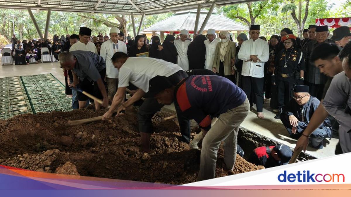 Momen Wiranto Antar Istri ke Peristirahatan Terakhir