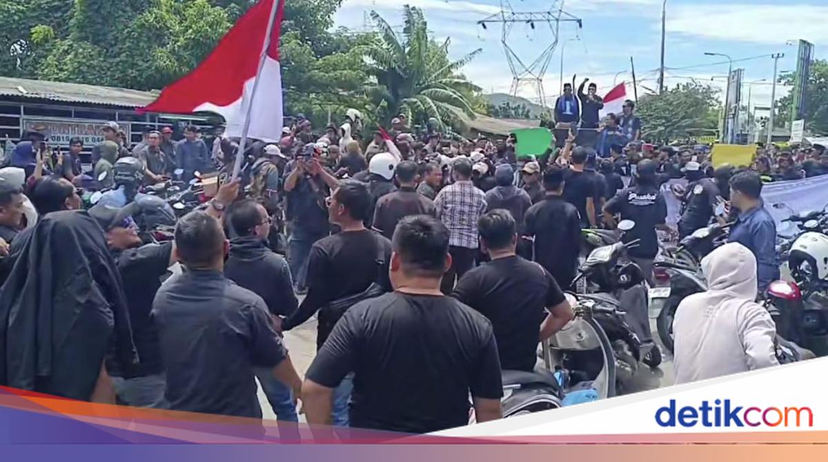 Warga Serang Blokir Jalan Protes Truk Tambang Langgar Aturan Jam Operasional