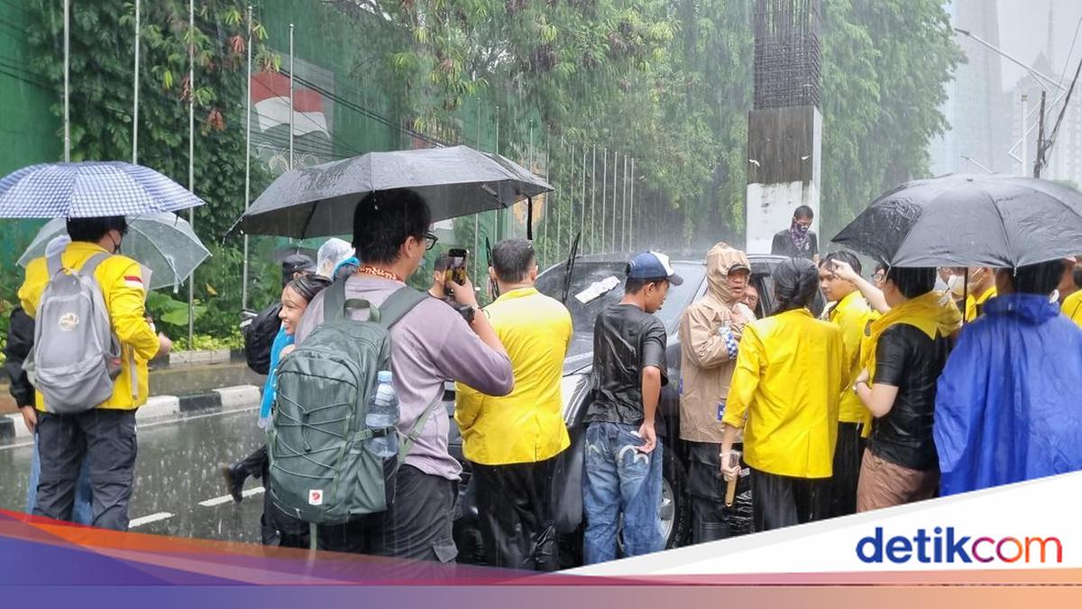 Sambil Hujan-hujanan, Mahasiswa Demo Tolak Pengesahan RKUHAP di DPR