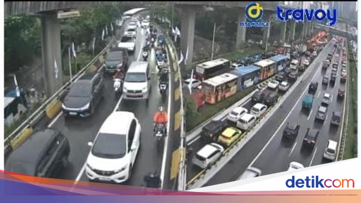 Hujan Guyur Jakarta Hingga Sore Ini, Sejumlah Ruas Jalan Macet