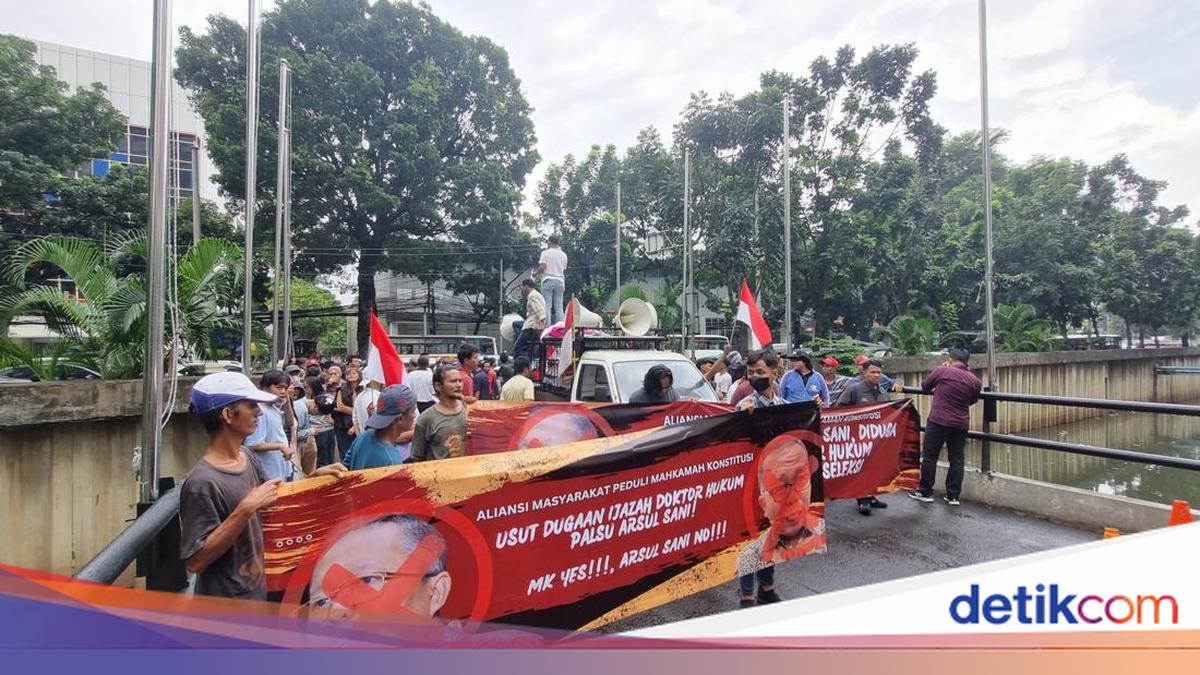 Massa Demo di MK Minta Asrul Sani Dipecat Buntut Tudingan Ijazah Palsu