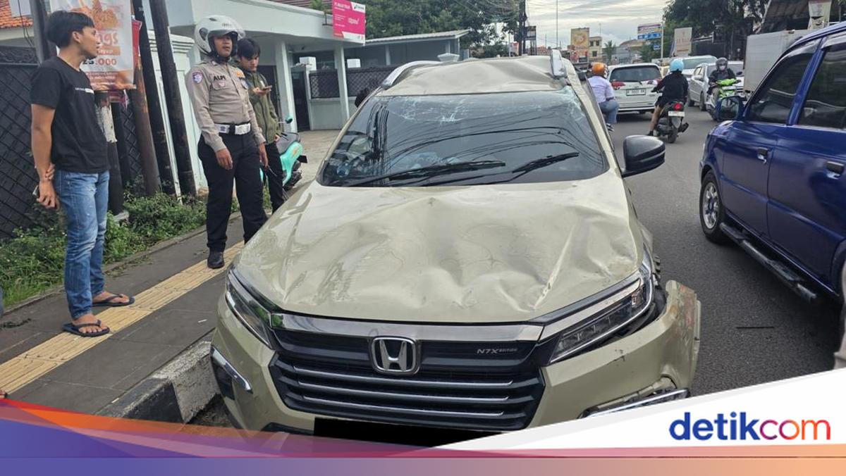 Viral Mobil Disopiri Siswa SMA Terguling Usai Diteriaki-Dikejar Warga di Serang