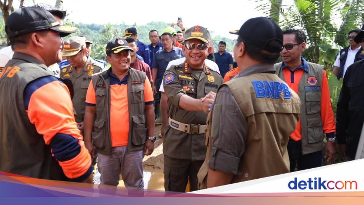 Mendagri Tito Tinjau Penanganan Longsor di Desa Cibeunying Cilacap