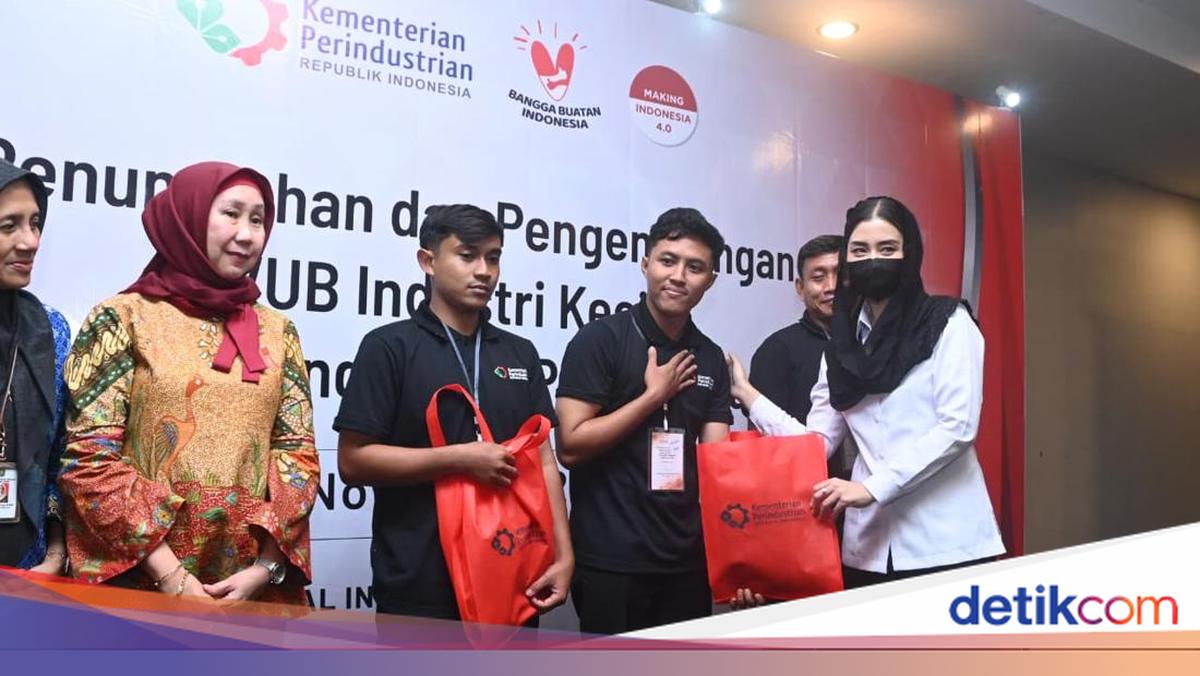 Anggota DPR Novita Bina Barongan-Servis Motor Jadi Potensi IKM Trenggalek