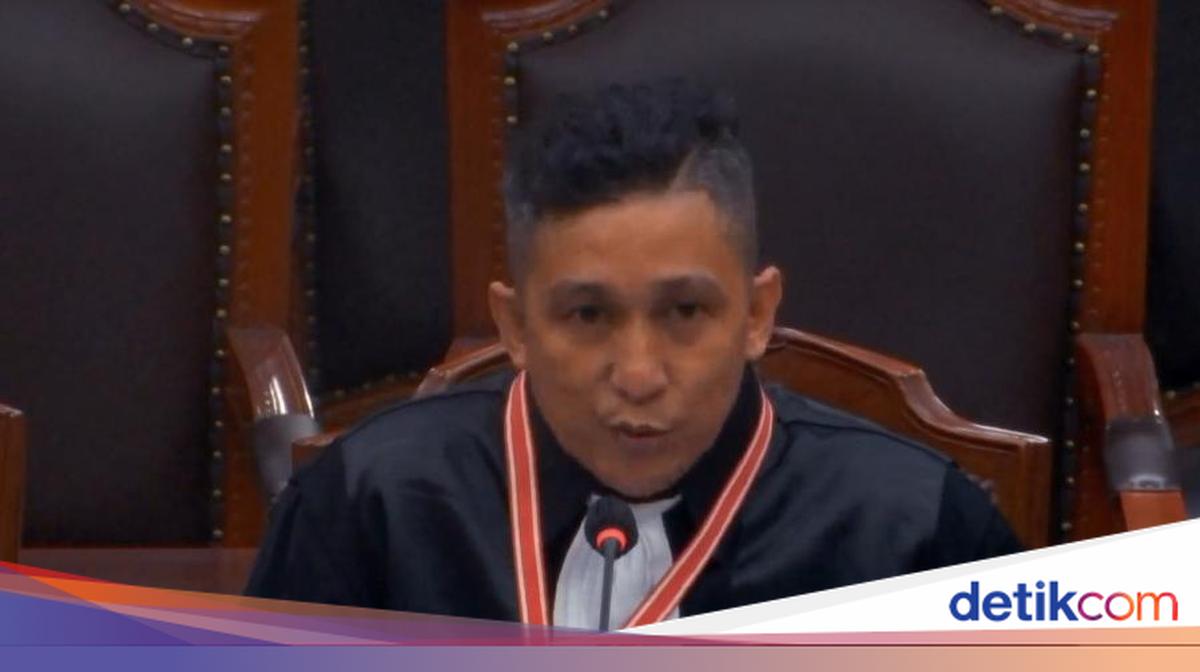 Hakim MK Minta Firdaus Oiwobo Lepas Toga Saat Sidang Gugatan UU Advokat