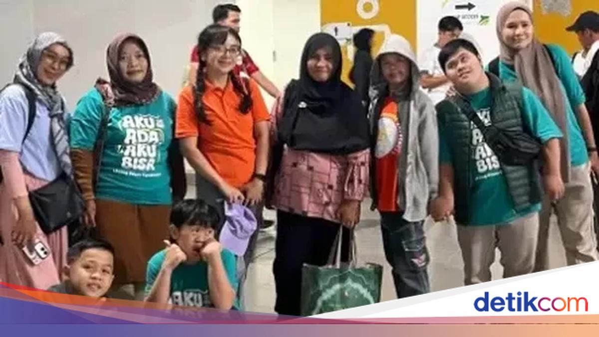 Suka Cita Anak-anak Down Syndrome dan Santri Dukung Timnas U-22 Lawan Mali