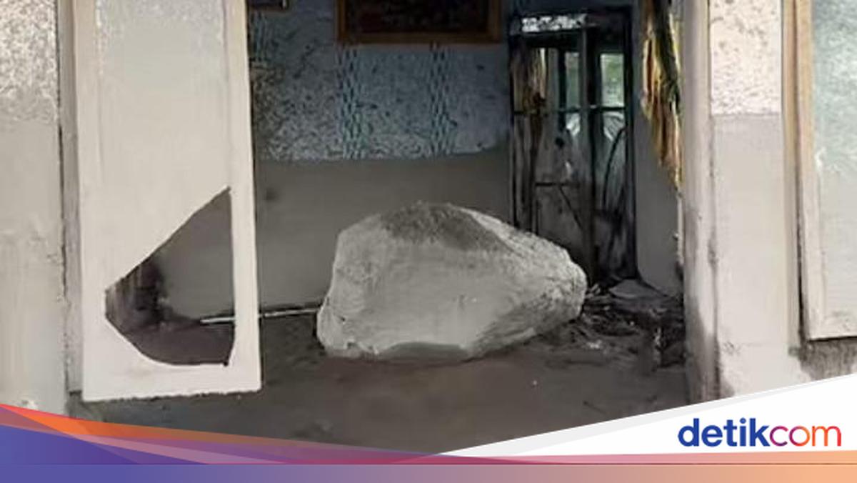 Penampakan Batu Raksasa Guguran Semeru Masuk Rumah Warga Lumajang