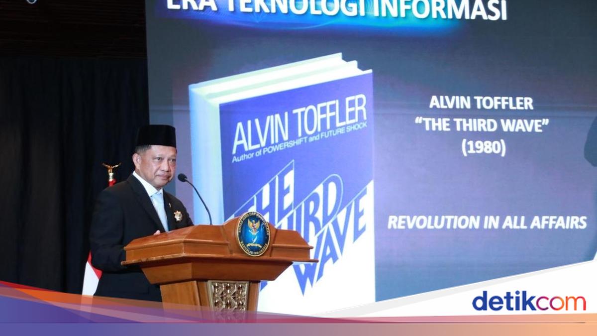 Mendagri Tito Terima Penghargaan Adibhakti Sanapati