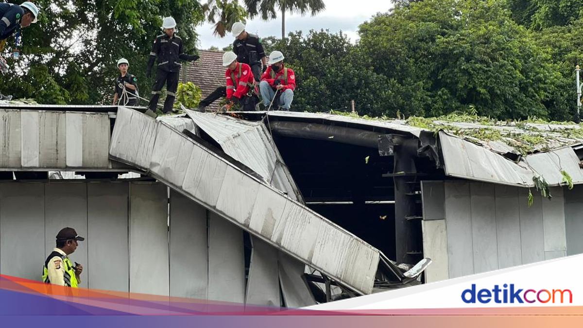 MRT Belum Normal, Petugas Bersihkan Sisa Pohon Tumbang di Senayan