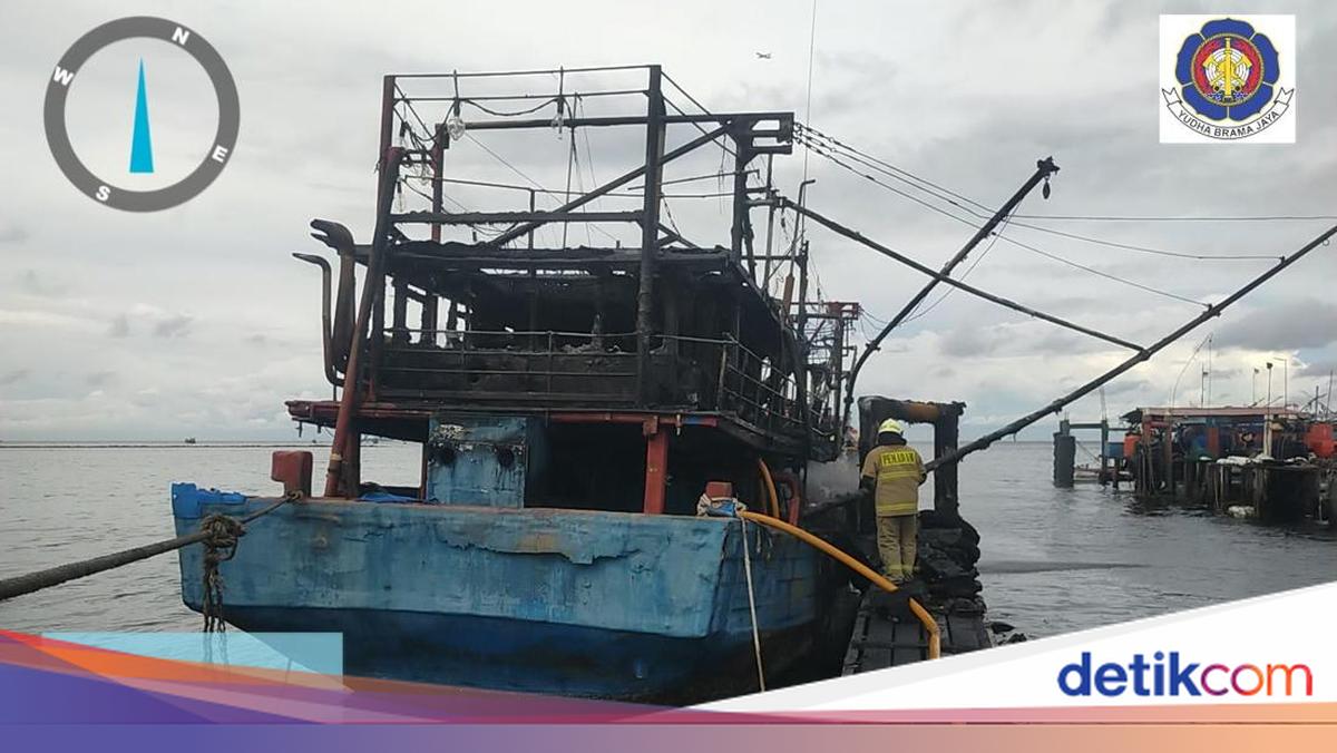 Kapal Terbakar Saat Sandar di Dermaga Jakut