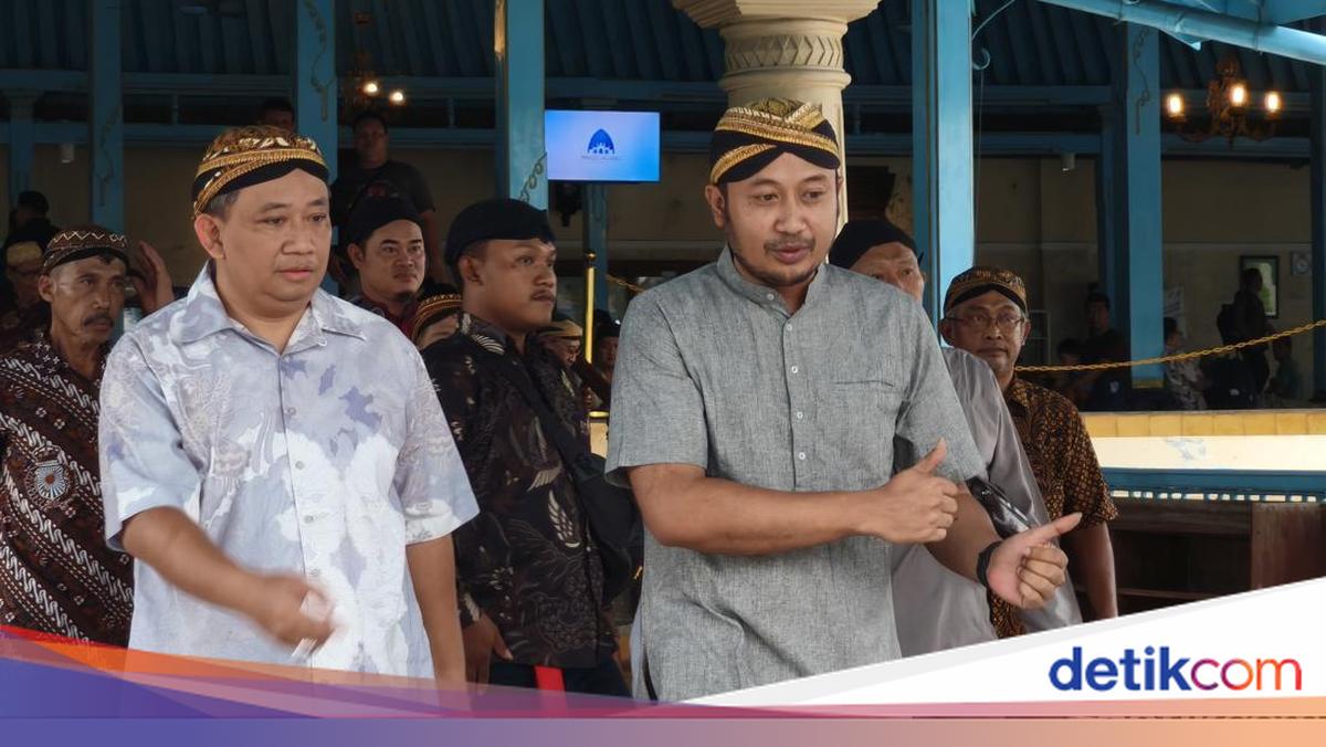 Saf Raja Kala Dua Raja Keraton Solo Salat Jumat Satu Saf di Masjid Agung