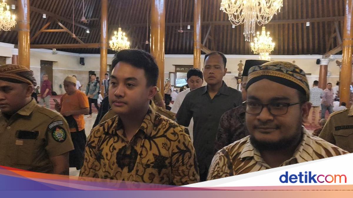 Duo Raja Keraton Solo Salat Jumat Satu Saf di Masjid Agung, Tapi...