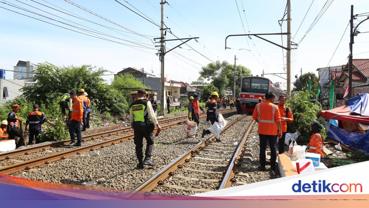 Membahayakan, Tumpukan Sampah dan Rumah di Area Rel KA Menteng Dibersihkan