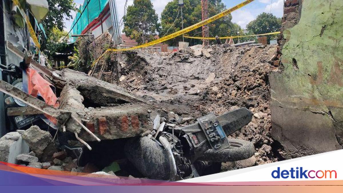 Detik-detik Tembok Sekolah di Palmerah Roboh Timpa Motor-Tutup Akses Warga