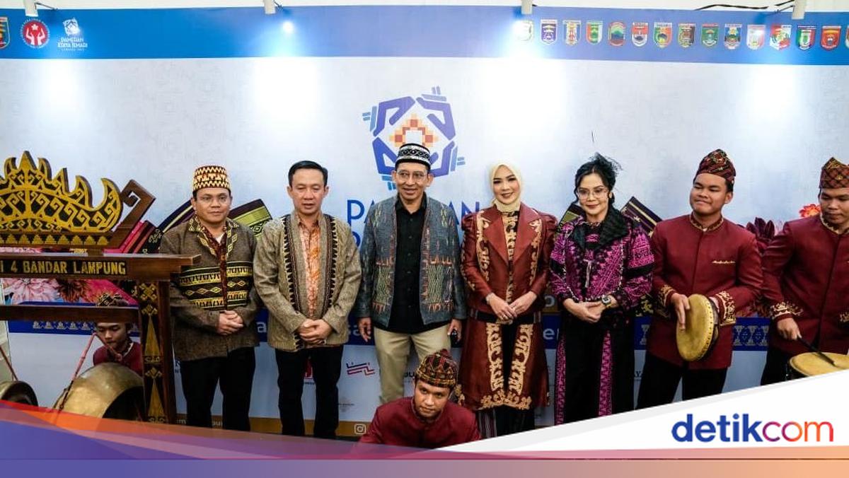 Kunjungi Pameran Kriya Jemari, Menbud Dorong Inovasi bagi Pemajuan Budaya