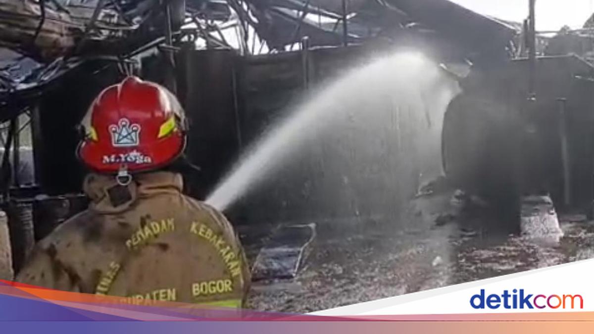 Kebakaran Gudang Oli Bekas di Bogor Akhirnya Padam Setelah 13 Jam