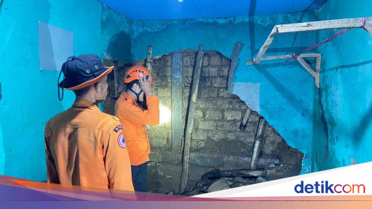 Hujan Deras Bikin Banjir di Cigombong Bogor, Dinding Rumah Warga Jebol