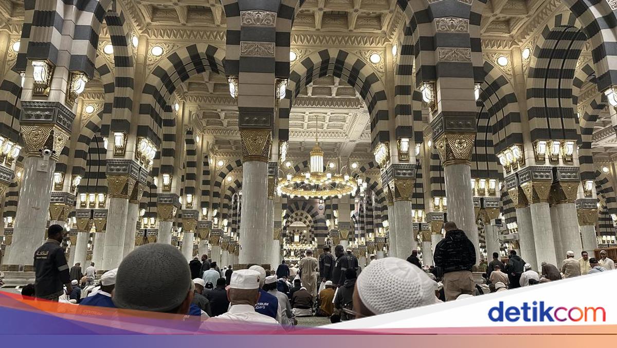 Suasana Teduh Salat Subuh di Masjid Nabawi