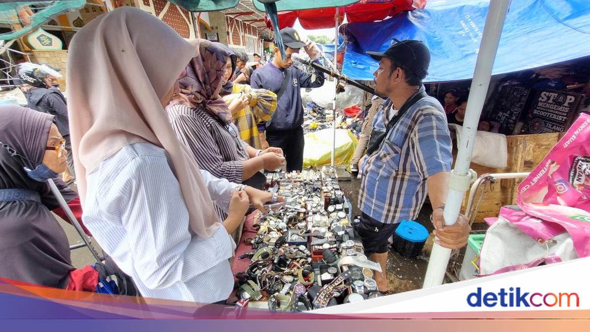 Cerita Gen Z Berburu Barang Lawas di Pasar Loak Jatinegara gegara FYP TikTok