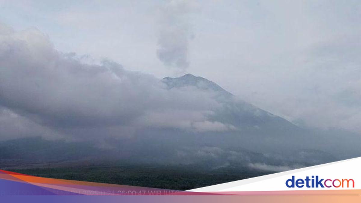 Gunung Semeru Hembuskan Asap Putih Setinggi 1 Km dari Puncak
