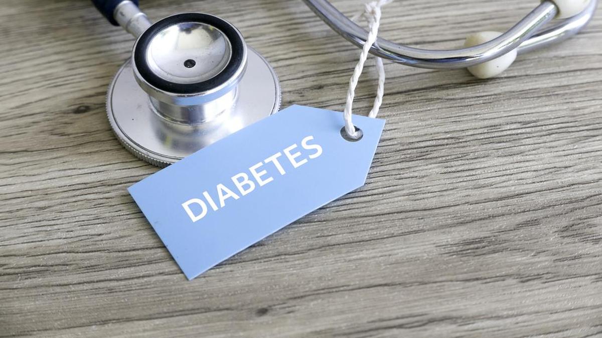 Canggih! Mahasiswa UGM Bikin Sandal Pintar 'Pencium' Risiko Komplikasi Diabetes