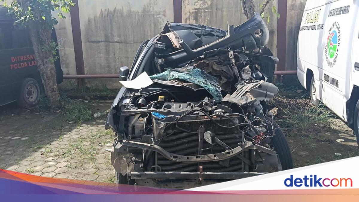 Potret Mobil Kurir Ekstasi Hancur Lebur Usai Kecelakaan di Tol Lampung