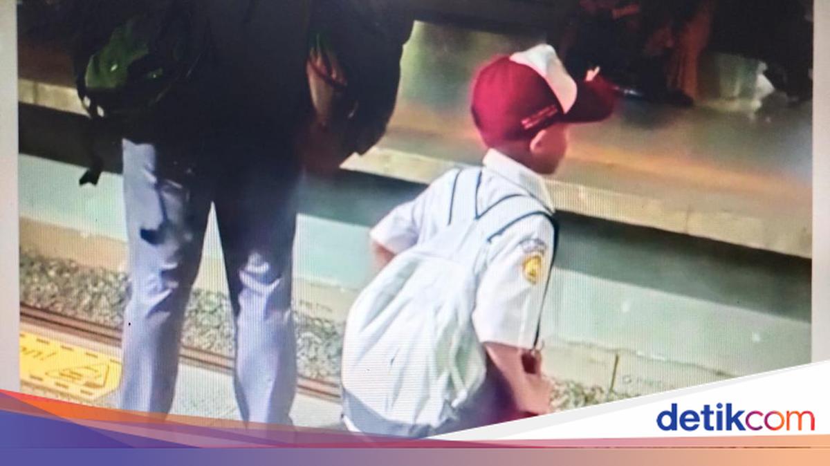 Cerita di Balik Bocah SD Naik KRL dari Tangerang ke Jaktim Tiap Hari