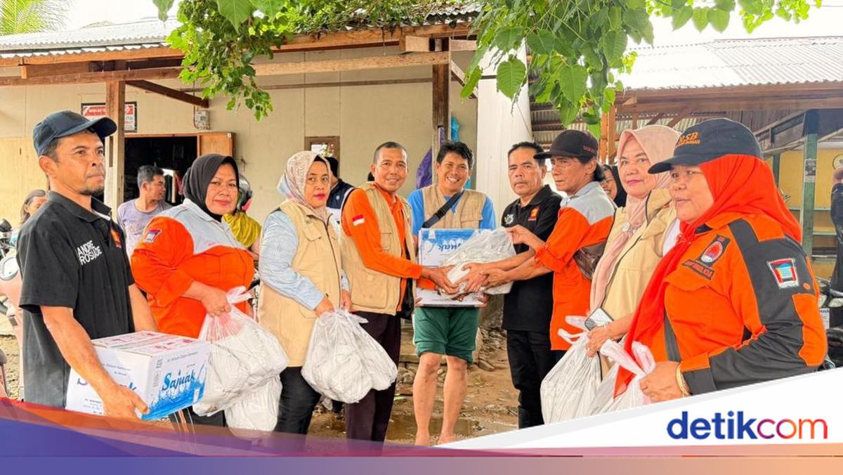 Andre Rosiade Bagikan Ribuan Nasi Bungkus ke Warga Kebanjiran di Padang