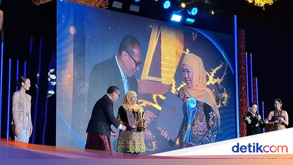 Raih detikcom Awards 2025, Khofifah Paparkan Capaian Transportasi-Ekonomi Jatim