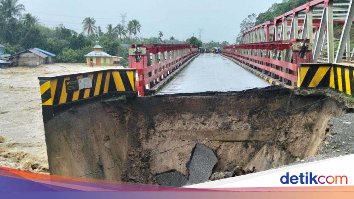 Jembatan di Jalan Nasional Tapanuli Utara Sumut Ambruk Akibat Banjir-Longsor